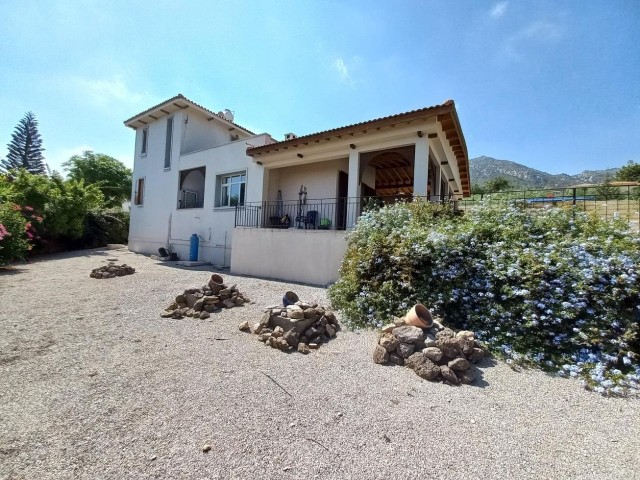 Угловая вилла 3+1 с отдельным бассейном и видом на море и горы на продажу в Чаталкёй, Кирения