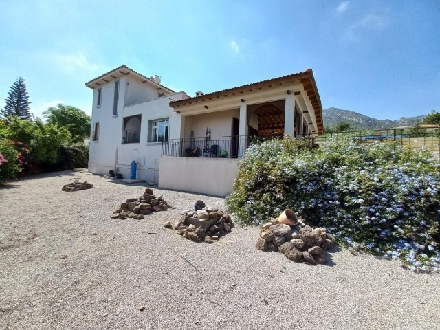 3+1 Eckvilla mit freistehendem Pool und Meer- und Bergblick zum Verkauf in Çatalköy, Kyrenia