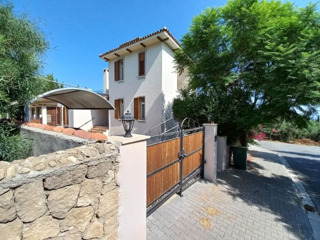 3+1 Eckvilla mit freistehendem Pool und Meer- und Bergblick zum Verkauf in Çatalköy, Kyrenia