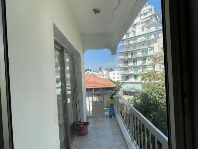 GİRNE/ MERKEZ DE  SATILIK 3+1 DAİRE