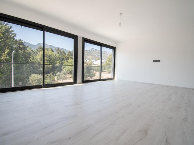 5+2 Triplex-Villa zum Verkauf in Kyrenia Çatalköy mit herrlichem Berg- und Meerblick