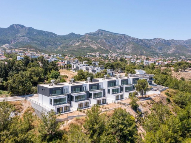 5+2 Triplex-Villa zum Verkauf in Kyrenia Çatalköy mit herrlichem Berg- und Meerblick