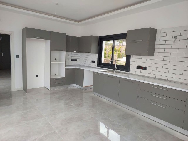 5+2 Triplex-Villa zum Verkauf in Kyrenia Çatalköy mit herrlichem Berg- und Meerblick