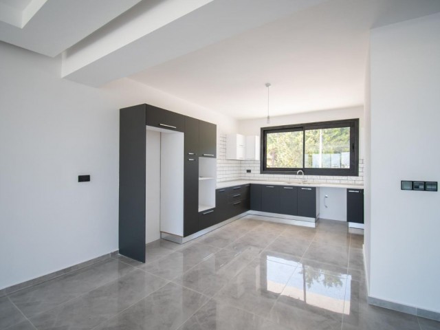 5+2 Triplex-Villa zum Verkauf in Kyrenia Çatalköy mit herrlichem Berg- und Meerblick