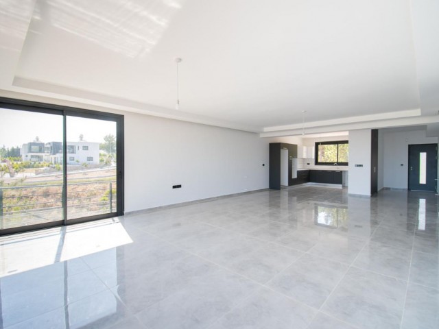 5+2 Triplex-Villa zum Verkauf in Kyrenia Çatalköy mit herrlichem Berg- und Meerblick