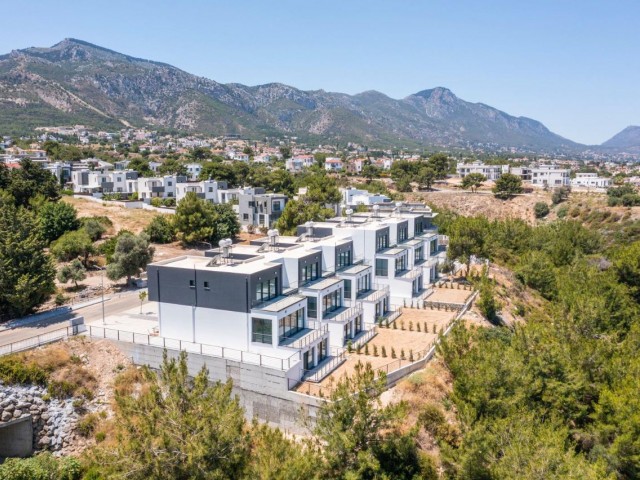 5+2 Triplex-Villa zum Verkauf in Kyrenia Çatalköy mit herrlichem Berg- und Meerblick