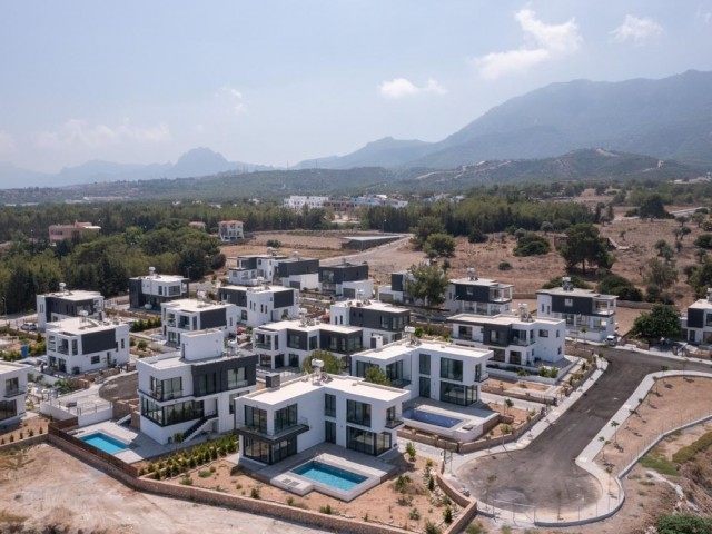 5+2 Triplex-Villa zum Verkauf in Kyrenia Çatalköy mit herrlichem Berg- und Meerblick