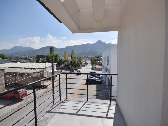Gelegenheitsinvestition! 2+1 Wohnung mit Bürogenehmigung zu verkaufen, 200 m von der Minibusstraße entfernt, in der Nähe des Zentrums von Kyrenia