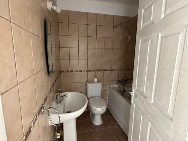 3+1 well-maintained, spacious flat for sale in Kyrenia Center. Turkish title.