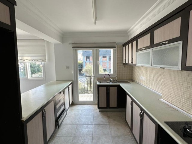 3+1 well-maintained, spacious flat for sale in Kyrenia Center. Turkish title.