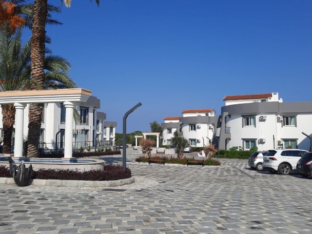 1+1 Wohnung zum Verkauf auf einem Grundstück in Karaoğlanoğlu in der Nähe des Kyrenia Centers