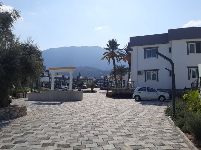 1+1 Wohnung zum Verkauf auf einem Grundstück in Karaoğlanoğlu in der Nähe des Kyrenia Centers