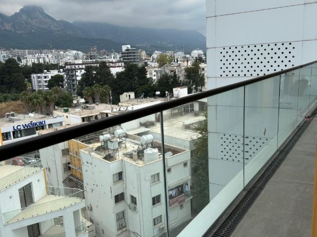 3+1 geräumige Wohnung zum Verkauf im Zentrum von Kyrenia