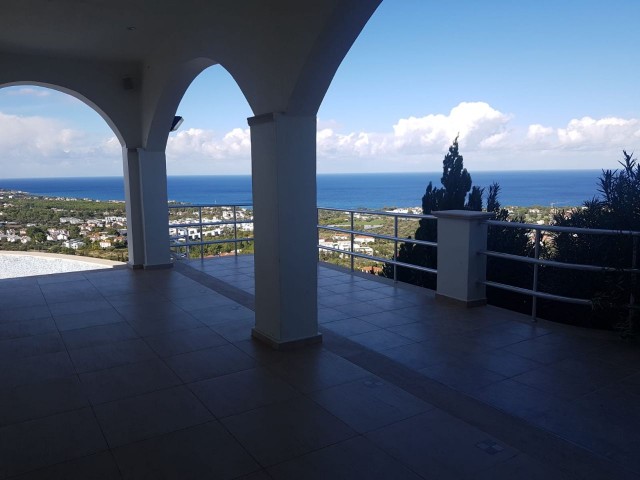 4+2 Villa mit herrlichem Meer- und Bergblick zum Verkauf in Edremit