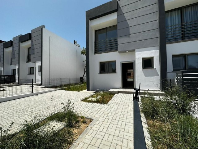 2+1 Doppelhaushälfte zum Verkauf an einem Standort in der Nähe von Merit Royal in Kyrenia Alsancak