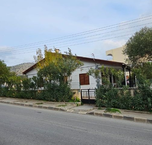 Fully furnished, inexpensive house in a corner location for sale at the price of an apartment in Kyrenia Bosphorus!