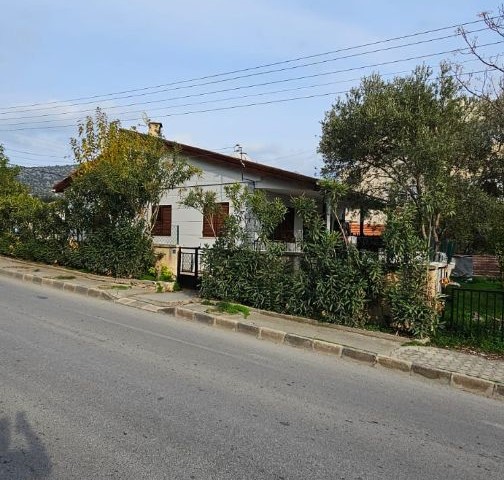 Fully furnished, inexpensive house in a corner location for sale at the price of an apartment in Kyrenia Bosphorus!