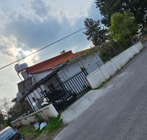 Komplett möbliertes, preiswertes Haus in Ecklage zum Preis einer Wohnung in Kyrenia Bosphorus zu verkaufen!