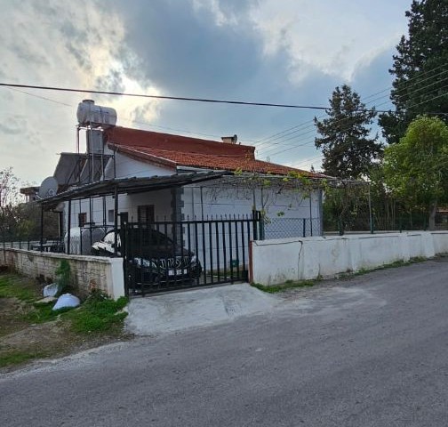 Komplett möbliertes, preiswertes Haus in Ecklage zum Preis einer Wohnung in Kyrenia Bosphorus zu verkaufen!