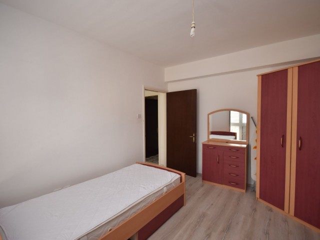 Gelegenheitsinvestition! 2+1 Wohnung zum Verkauf in Kyrenia, zentrale Lage, in der Nähe von Hotels und der Hauptstraße, mit Meer- und Bergblick