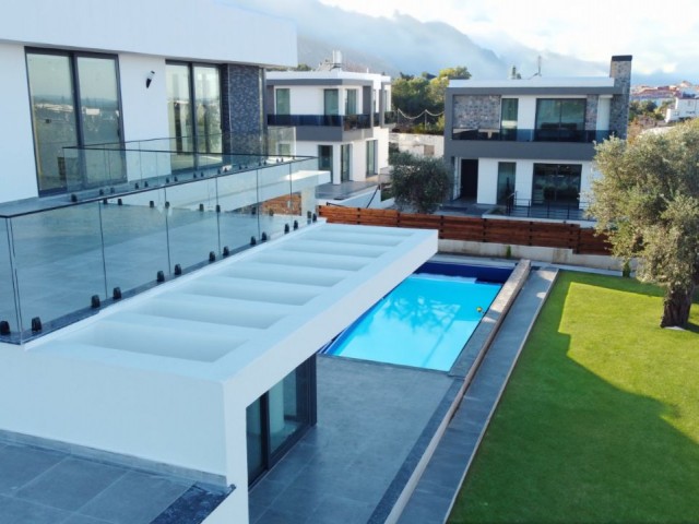 Luxuriöse 5+1-Villa mit Meer- und Bergblick, Pool und Garten zum Verkauf in Alsancak, Kyrenia