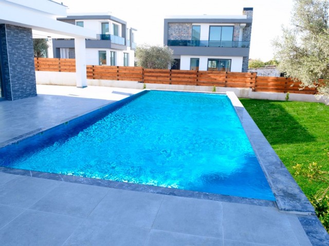 Luxuriöse 5+1-Villa mit Meer- und Bergblick, Pool und Garten zum Verkauf in Alsancak, Kyrenia