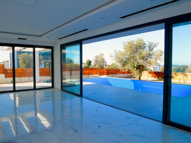 Luxuriöse 5+1-Villa mit Meer- und Bergblick, Pool und Garten zum Verkauf in Alsancak, Kyrenia