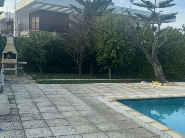 Girne, Alsancak'ta satılık havuzlu lüks villa