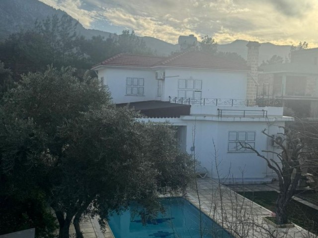 Girne, Alsancak'ta satılık havuzlu lüks villa
