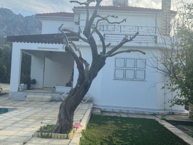 Girne, Alsancak'ta satılık havuzlu lüks villa