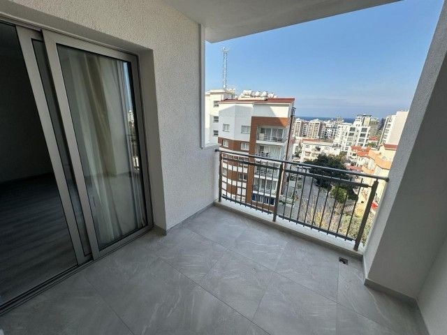 Girne Merkez'de Lefkoşa Çemberine Yakın, Çarşıya Yürüme Mesafesinde, Otellere yakın konumda Yeni Binada Site İçinde Kiralık Lüks 3+1 Daire