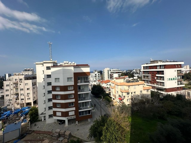 Luxuriöse 3+1-Wohnung zur Miete in einem neuen Gebäude, in der Nähe des Nicosia Circle, fußläufig zum Markt, in der Nähe von Hotels, im Zentrum von Kyrenia