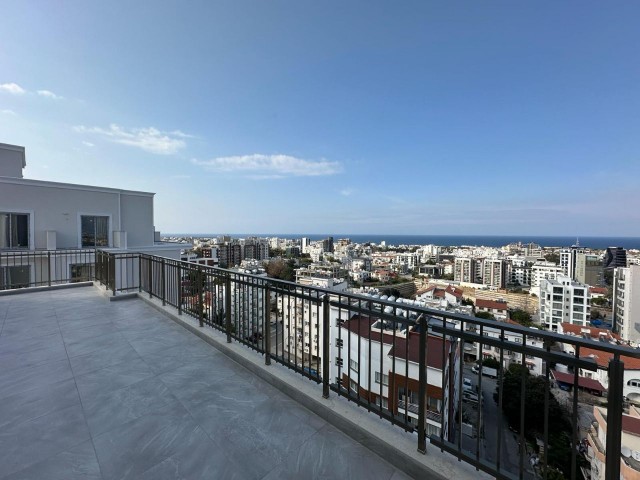 Neu möblierte 3+1-Penthouse-Wohnung zur Miete in einem neuen Gebäude mit uneingeschränkter Aussicht und leichtem Zugang überall im Zentrum von Kyrenia