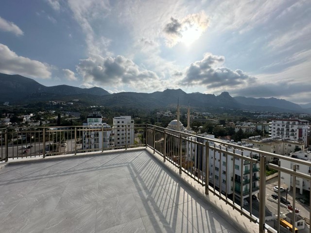 Neu möblierte 3+1-Penthouse-Wohnung zur Miete in einem neuen Gebäude mit uneingeschränkter Aussicht und leichtem Zugang überall im Zentrum von Kyrenia