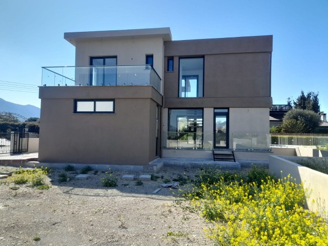  Girne Çatalkoy Bölgesi satılık 4+1 lüks villa