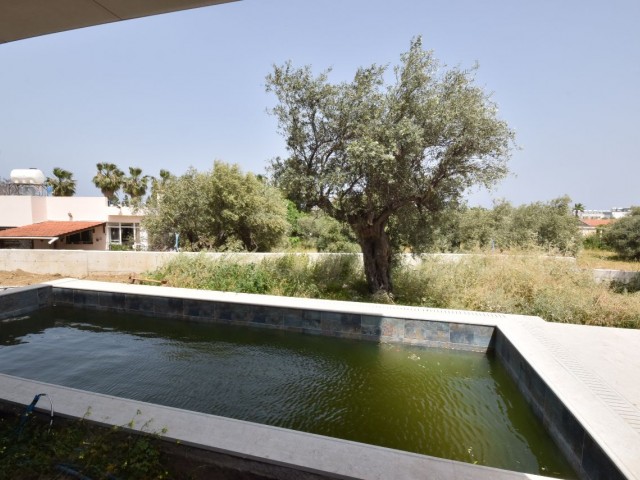 Girne Edremit'te Ultra Lüks Site İçinde 4+1 Özel Havuzlu Merkezi Konumda Satılık Villa