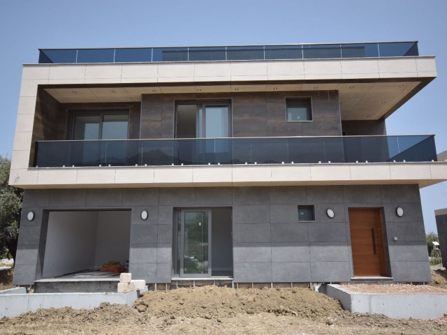 Girne Edremit'te Ultra Lüks Site İçinde 4+1 Özel Havuzlu Merkezi Konumda Satılık Villa