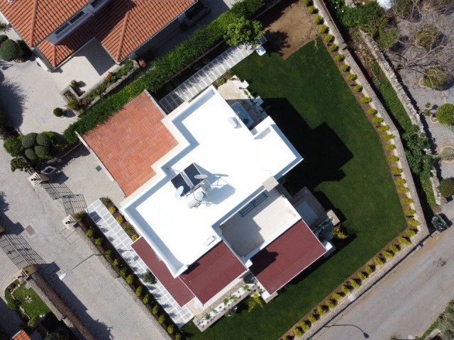 Luxuriös gebaute, komplett neu möblierte 3+1-Villa mit großem Garten zum Verkauf in Çatalköy, Kyrenia