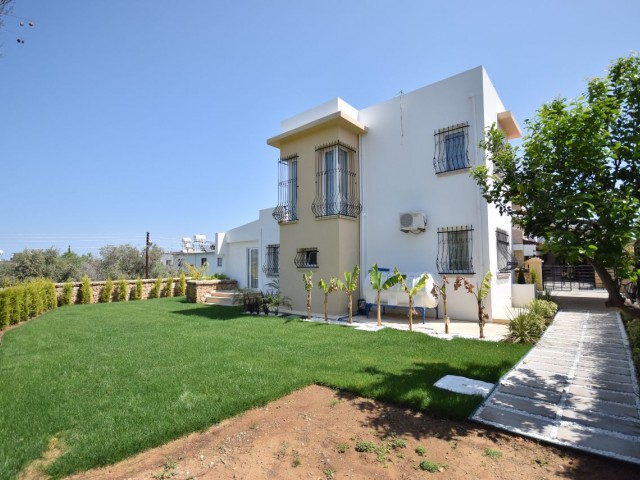 Luxuriös gebaute, komplett neu möblierte 3+1-Villa mit großem Garten zum Verkauf in Çatalköy, Kyrenia