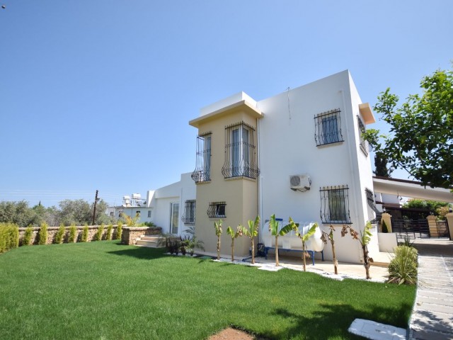 Girne Çatalköy'de Lüks Yapılı Geniş Bahçeli Full Yeni Eşyalı 3+1 Satılık Villa