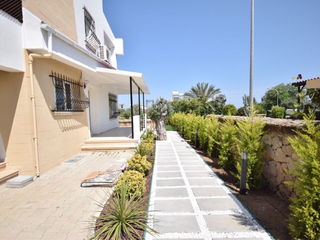 Luxuriös gebaute, komplett neu möblierte 3+1-Villa mit großem Garten zum Verkauf in Çatalköy, Kyrenia