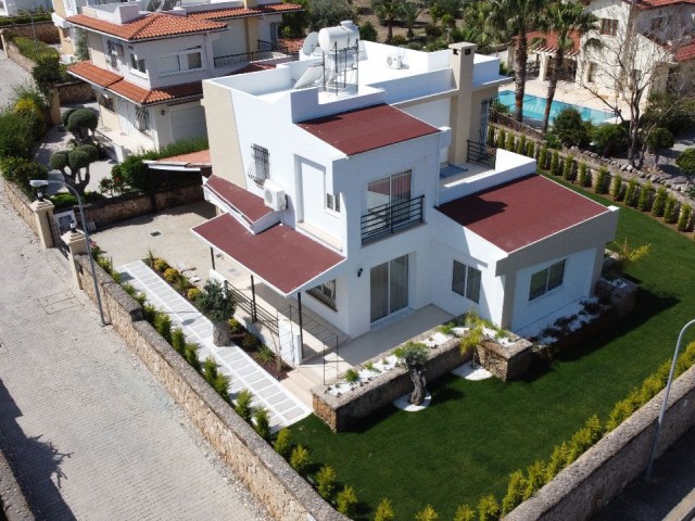 Girne Çatalköy'de Lüks Yapılı Geniş Bahçeli Full Yeni Eşyalı 3+1 Satılık Villa