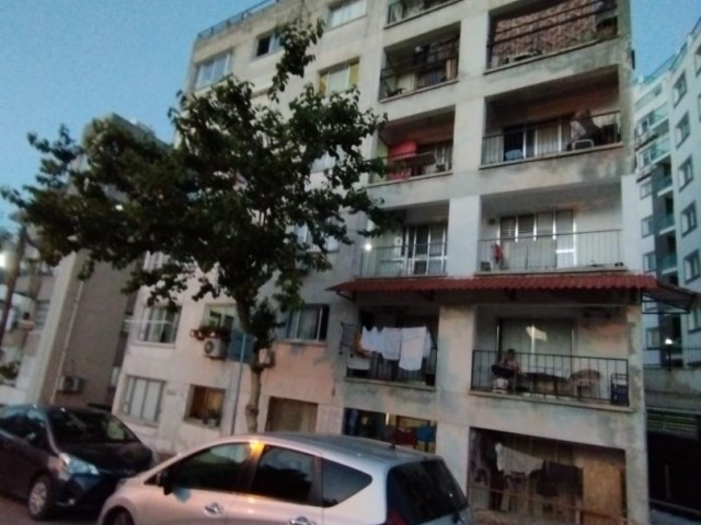  2+1 BARGAIN FLAT FOR SALE IN KYRENIA/ CENTER (URGENT)