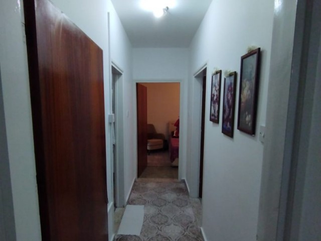 GİRNE/ MERKEZ DE SATILIK 2+1 KELEPİR DAİRE (ACİLL)/ 2+1 BARGAIN FLAT FOR SALE IN KYRENIA/ CENTER (URGENT)