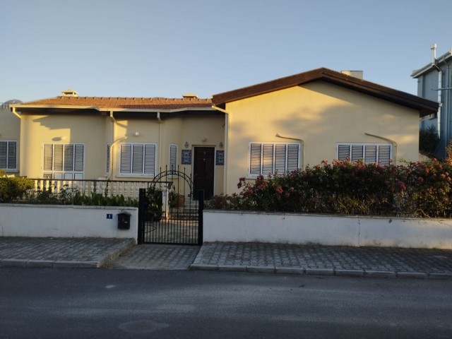   Girne Çatalköy'de satılık 4+1 bungalov villa 