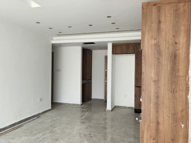 2+1 Wohnung zum Verkauf in der Nähe des Meeres im Stadtteil Kashgar im Zentrum von Kyrenia