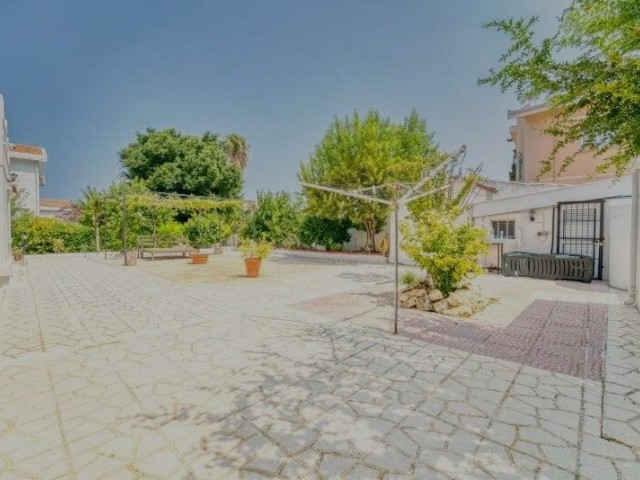 Girne Karaoğlanoğlu'nun prestijli bölgesinde satılık  4+1  muhteşem villa