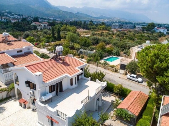 Girne Karaoğlanoğlu'nun prestijli bölgesinde satılık  4+1  muhteşem villa