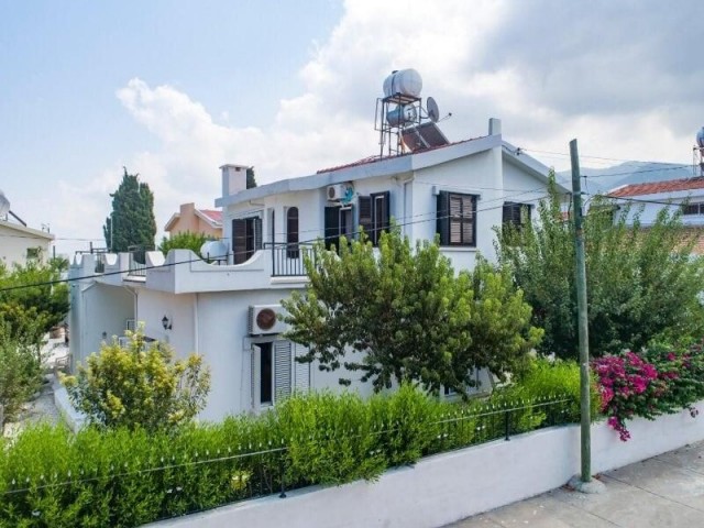 Girne Karaoğlanoğlu'nun prestijli bölgesinde satılık  4+1  muhteşem villa