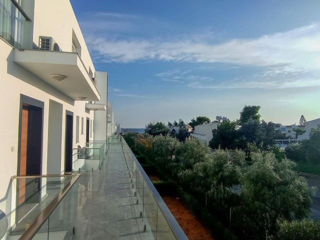 İskele, Kıbrıs'ta deniz sıfır ve dağ manzaralı, satılık 1+1 loft daire